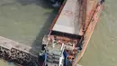 Sebuah kapal menabrak tembok pemecah gelombang setelah dihantam topan Jebi yang melanda Kota Nishinomiya, Prefektur Hyogo, Jepang, Rabu (5/9). (JIJI PRESS/AFP)