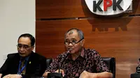 Ketua KPK Agus Rahardjo didampingi Ketua Kamar Pengawasan MA Sunarto memberikan keterangan pers mengenai OTT di PN Jakarta Selatan, di gedung KPK, Jakarta, Selasa (22/8). (Liputan6.com/Helmi Afandi)