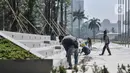 Aktivitas pekerja saat menyelesaikan proyek revitalisasi Plaza Selatan Monumen Nasional (Monas), Jakarta, Senin (6/7/2020). Proyek revitalisasi yang menelan biaya Rp71 miliar dan sempat menuai polemik tersebut kini hampir rampung. (merdeka.com/Iqbal S. Nugroho)