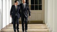 Presiden Amerika Serikat Joe Biden dan Perdana Menteri Jepang Fumio Kishida bertatap muka di Gedung Putih pada Jumat (13/1/2023). (Dok. AFP)