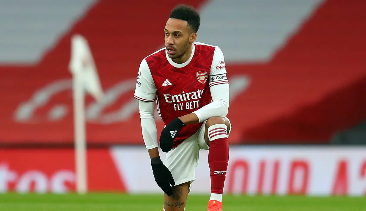 Pierre-Emerick Aubameyang. Striker Arsenal berusia 31 tahun asal Gabon ini bersinar terang saat memperkuat Borussia Dortmund. Dua trofi Piala Super Jerman dan 1 trofi DFB Pokal sukses diraihnya. Bersama Arsenal, 1 trofi Piala FA dan Community Shield sukses diraih. (AFP/Catherine Ivill/Pool)