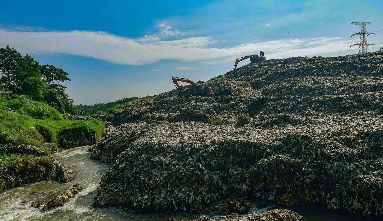 Kondisi aliran Kali Pesanggrahan yang menyempit di kawasan Pasir Putih, Depok, Jawa Barat, Senin (27/4/2026), setelah longsoran sampah dari Tempat Pembuangan Akhir (TPA) Cipayung menutup sebagian badan sungai. (merdeka.com/Arie Basuki)
