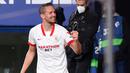 Striker Sevilla, Luuk de Jong melakukan selebrasi usai mencetak gol kedua timnya ke gawang Osasuna dalam laga lanjutan Liga Spanyol 2020/21 pekan ke-24 di El Sadar Stadium, Plampona, Senin (22/2/2021). Sevilla menang 2-0 atas Osasuna. (AFP/Ander Gillenea)