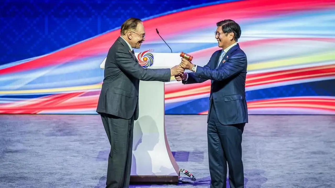 PM Malaysia Anwar Ibrahim menyerahkan palu kepemimpinan ASEAN kepada Presiden Filipina Ferdinand R. Marcos Jr. di Pusat Konvensi Kuala Lumpur, Selasa (28/10/2025).