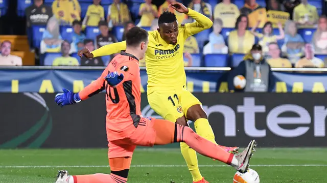 FOTO: Singkirkan Dinamo Zagreb, Unai Emery Bawa Villarreal Jumpa Mantan di Semifinal - Samuel Chukwueze; Dominik Livakovic