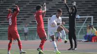 Aksi gelandang timnas Indonesia U-22, Osvaldo Hayy pada laga pertama piala AFF U-22 yang berlangsung di Stadion Nasional, Phom Penh, Kamboja, (Senin/18/2). Timnas Indonesia bermain imbang 1-1 kontra Myanmar. (Bola.com/Zulfirdaus Harahap)