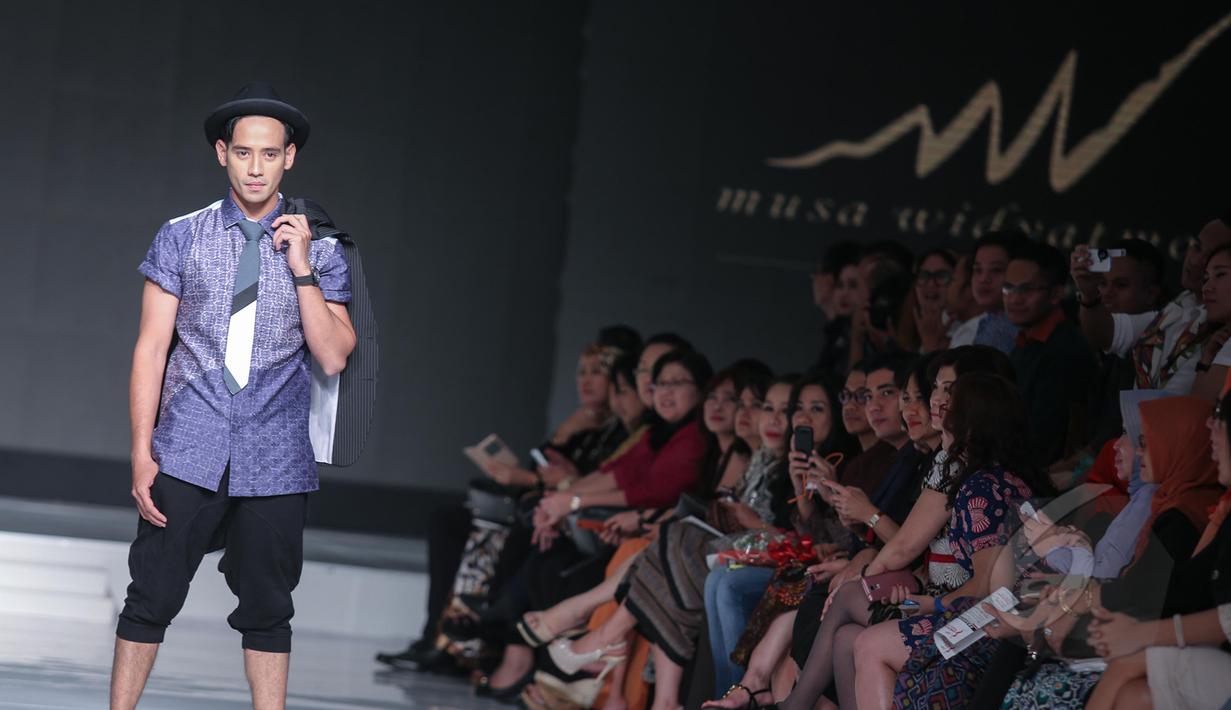 Tara Budiman saat memeragakan busana rancangan desainer Musa Widyatmodjo pada ajang Jakarta Fashion and Food Festival di Jakarta, Jumat (22/5/2015). Rancangan Musa Widyatmodjo bertema "Luxury Man". (Liputan6.com/Faizal Fanani)