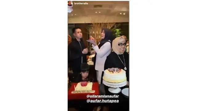 Momen Olla saat memotong dan menyuapi kue sang suami, romantis banget.