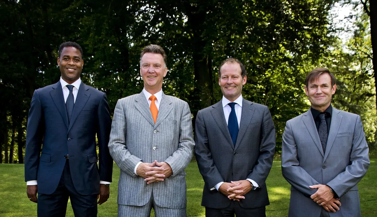 Asisten pelatih Patrick Kluivert Patrick Kluivert (kiri), pelatih kepala Louis van Gaal (tengah kiri), asisten pelatih Danny Blind (kedua kanan), dan pelatih kiper Frans Hoek berfoto bersama setelah presentasi pelatih baru Timnas Belanda di Zeist, Inggris, 10 Agustus 2012. (AFP/ANP/Koen van Weel)