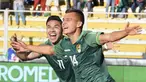 Pemain Bolivia Moises Villaroel (kanan) merayakan dengan rekan setimnya Carmelo Algarañaz setelah mencetak gol ke gawang Paraguay pada pertandingan kualifikasi Piala Dunia 2022 di Stadion Hernando Siles, La Paz, Bolivia, Kamis (14/10/2021). Bolivia menang 4-0. (Javier Mamani/Pool via AP)