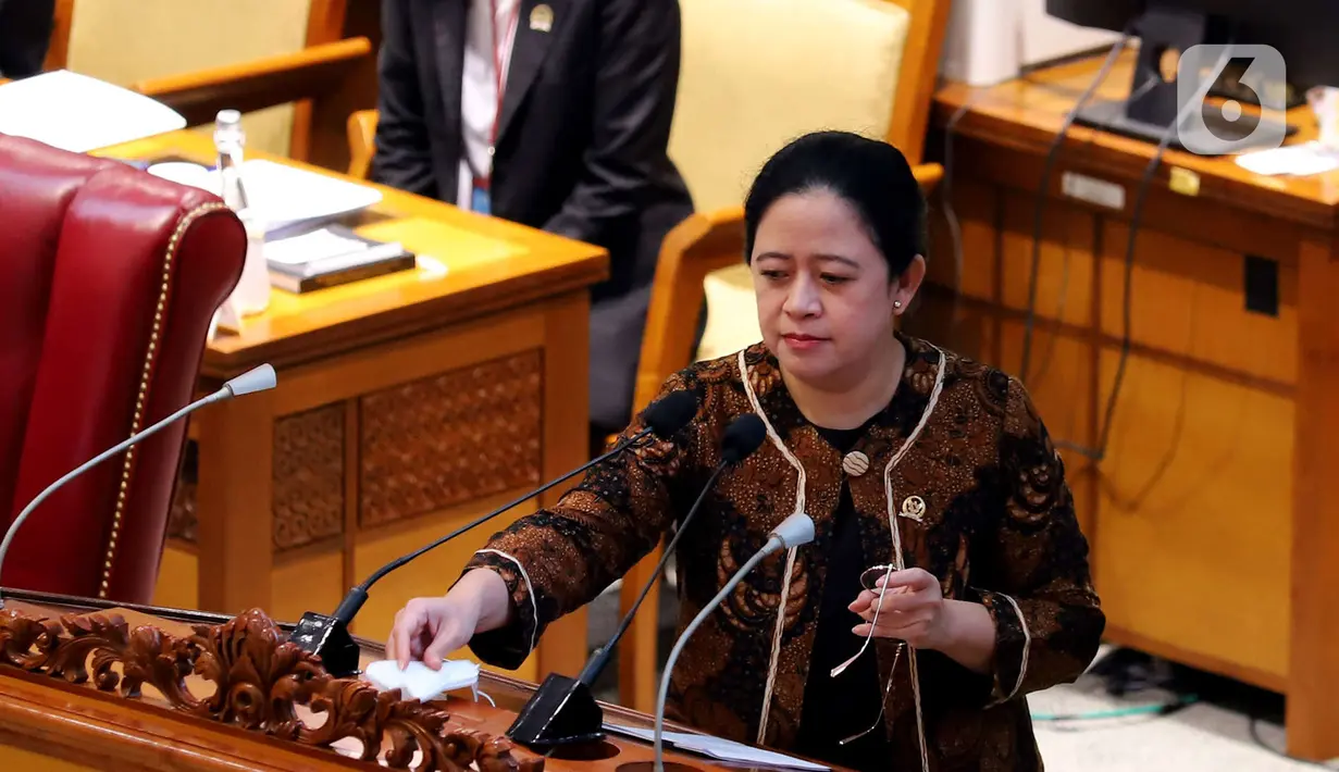Ketua DPR Puan Maharani bersiap memberikan pidato pada Rapat Paripurna ke-11 Masa Persidangan II Tahun Sidang 2021-2022 di Kompleks Parlemen, Jakarta, Kamis (16/12/2021). 2021-2022. (Liputan6.com/Angga Yuniar)