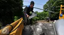 Dalam setahun, Pemrov DKI sendiri membayar tagihan listrik PJU sekitar Rp 600 miliar, Jakarta (29/12). Sementara, untuk biaya penggantian lampu PJU menjadi LED di s wilayah DKI dibutuhkan dana sekitar Rp 1,2 triliun. (Liputan6.com/Yoppy Renato)