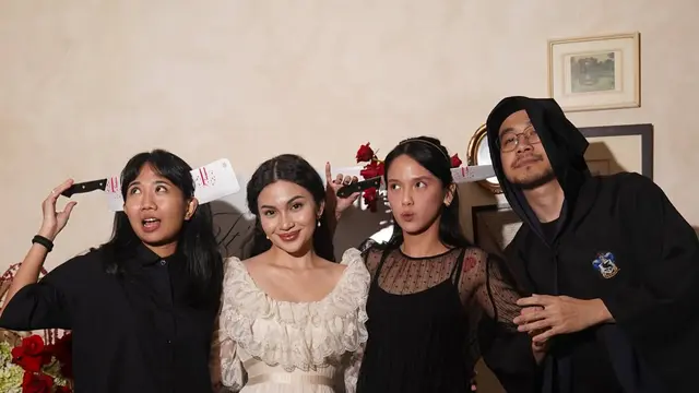 Usung Tema Vintage Gothic, Pesona Ariel Tatum Dipulas Makeup Klasik dan Rambut Keriting di Pesta Ultah ke-29