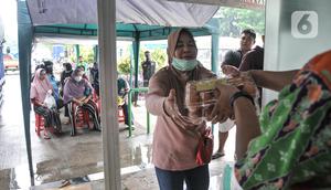 Warga membeli produk pangan bersubsidi di Food Station Cipinang, Jakarta Timur, Kamis (8/9/2022). Sembako murah atau pangan subsidi ini hanya diperuntukkan bagi pemegang Kartu Jakarta Pintar (KJP) Plus, KLJ, KAJ, KPDJ dan lainnya. (merdeka.com/Iqbal S Nugroho)