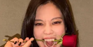 Penyanyi asal Korea Selatan, Jennie, mengumumkan kolaborasi musik terbarunya bersama grup musik asal Australia, Tame Impala. Kolaborasi menciptakan versi remix dari lagu berjudul “Dracula” yang dijadwalkan dirilis pada hari ini, Jumat, 6 Februari 2026. [@jennierubyjane]