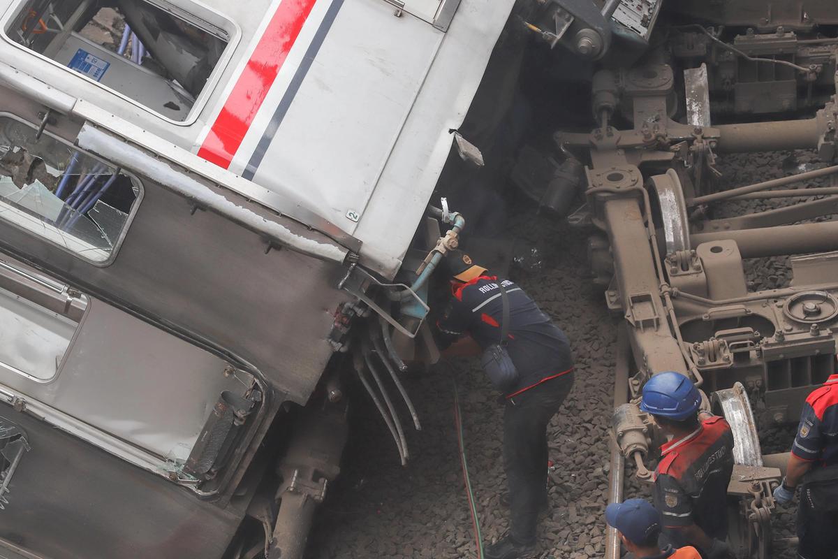 FOTO: Evakuasi Gerbong KRL Commuterline di Stasiun Bekasi Timur