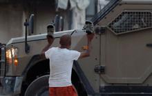 FOTO: Viral! Pria Palestina Ini Nekat Cegat Kendaraan Militer Israel Pakai Sandal