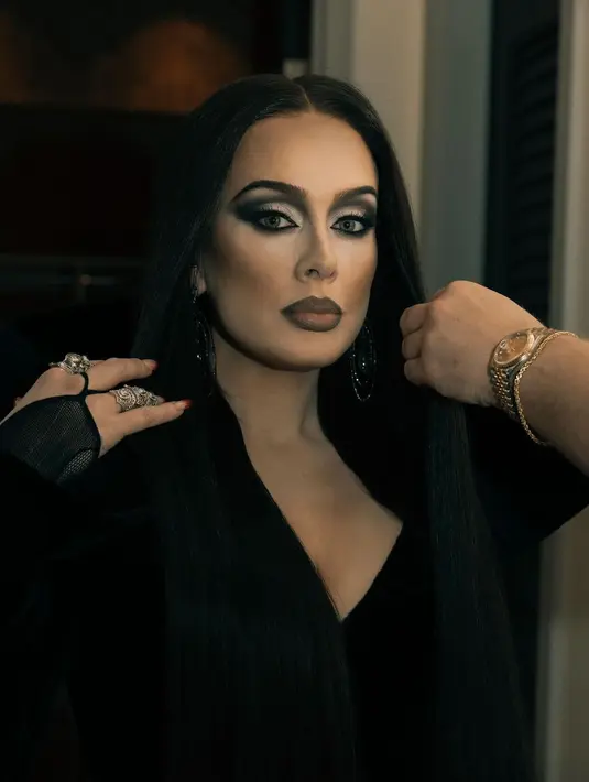 Adele berpakaian seperti Morticia Addams untuk tampil di residensinya di Las Vegas pada 27 dan 28 Oktober. [@adele]