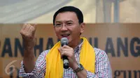 Cagub DKI Jakarta Basuki Tjahaja Purnama saat memberi pernyataan pada syukuran ulang tahun Ketua Dewan Pakar Golkar, Agung Laksono di Jakarta, Minggu (26/3). Acara juga dihadiri Ketum Golkar Setya Novanto. (Liputan6.com/Helmi Fithriansyah)