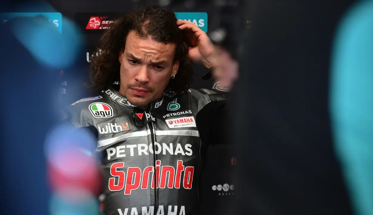 Pembalap Petronas Yamaha, Franco Morbidelli, saat mengikuti latihan bebas MotoGP Catalunya di Circuit de Barcelona-Catalunya, Jumat (25/9/2020). Pembalab Yamaha, Morbidelli, finish pertama dengan catatan waktu satu menit 39,789 detik. (AFP/Lluis Gene)