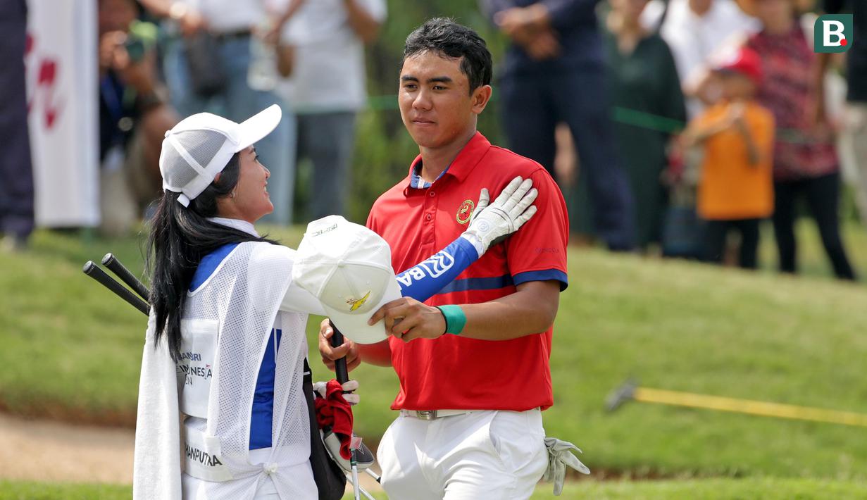 Naraajie Emerald Ramadhan Putra dihibur oleh caddie-nya usai menempati peringkat keempat pada turnamen BRI Indonesia Open 2019 lalu. (Bola.com/Peksi Cahyo)