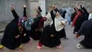 Para wanita mengikuti sesi yoga di luar Taman Shalimar yang bersejarah, Lahore, Pakistan, Minggu (20/6/2021). Hari Yoga Internasional diperingati setiap tanggal 21 Juni. (AP Photo/K.M. Chaudary)