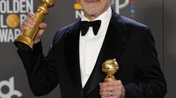 Steven Spielberg berpose dengan penghargaan untuk Best Director dan Best Picture- Motion Picture - Drama untuk film The Fabelmans di ajang Golden Globes Awards 2023 di The Beverly Hilton, Beverly Hills, California (10/1/2023). Ini merupakan kemenangan ketiga dan nominasi ke-20 Spielberg sebagai sutradara di ajang penghargaan tersebut. (Photo by Chris Pizzello/Invision/AP)