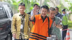 Bupati Jombang Nyono Suharli Wihandoko melambaikan tangan saat tiba untuk menjalani pemeriksaan di Gedung KPK, Jakarta, Jumat (9/2). Nyono diperiksa sebagai tersangka dalam OTT KPK terkait promosi jabatan di Pemkab Jombang. (Liputan6.com/Herman Zakharia)