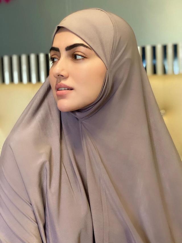 Hijrah dan Pensiun dari Dunia Hiburan, ini 7 Potret Sana Khan Aktris Bollywood Pakai Hijab