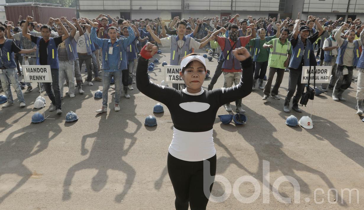 Sejumlah pekerja mengikuti senam sebelum bekerja di proyek renovasi Stadion Utama Gelora Bung Karno (SUGBK), Senayan, Jakarta, Jumat (17/03/2017). Senam tersebut untuk meningkatkan kebugaran dan semangat pekerja. (Bola.com/M Iqbal Ichsan)