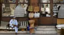 Seorang pemilik toko menunggu pelanggan di Deira Souk di kota Emirat Dubai (30/9/2020). Pasar ini terbagi menjadi dua bagian, Gold Souk dan Spice Souk. (AFP/Karim Sahib)