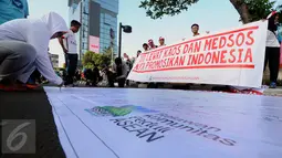 Warga menandatangani spanduk Relawan Komunitas Peduli ASEAN di Jakarta, Minggu (13/3/2016). Relawan ini mengajak masyarakat menggunakan kaos bergambar tentang ke-Indonesia-an dan memposting ke seluruh media sosial. (Liputan6.com/Helmi Fithriansyah)