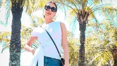 Frederika Alexis Cull mengaku dirinya adalah orang yang aktif. Tak heran jika wanita kelahiran Gold Coast, Queensland, Australia lebih memilih busana casual yang simple saat liburan. Frederika kerap tampil dalam gaya yang minimalis namun elegan.(Liputan6.com/IG/@frederikacull)