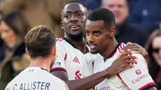 Pemain Liverpool, Alexander Isak (kanan) merayakan gol bersama rekan-rekannya dalam laga Liga Inggris 2025/2026 melawan West Ham di London Stadium, London, Inggris, Minggu (30/11/2025) waktu setempat. (AP Photo/Kirsty Wigglesworth)