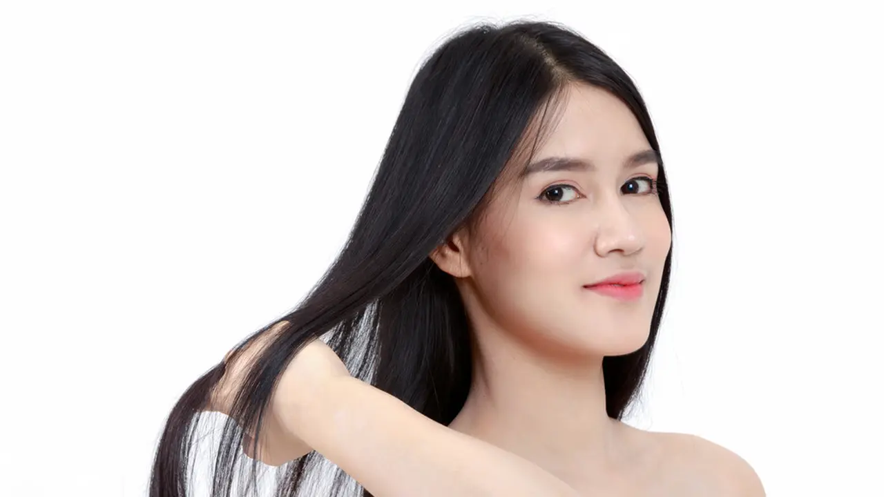 Polusi itu bikin rambut bau, lengket, rapuh, PANTES RONTOK! Yuk, selamatkan rambutmu pakai cara ini!