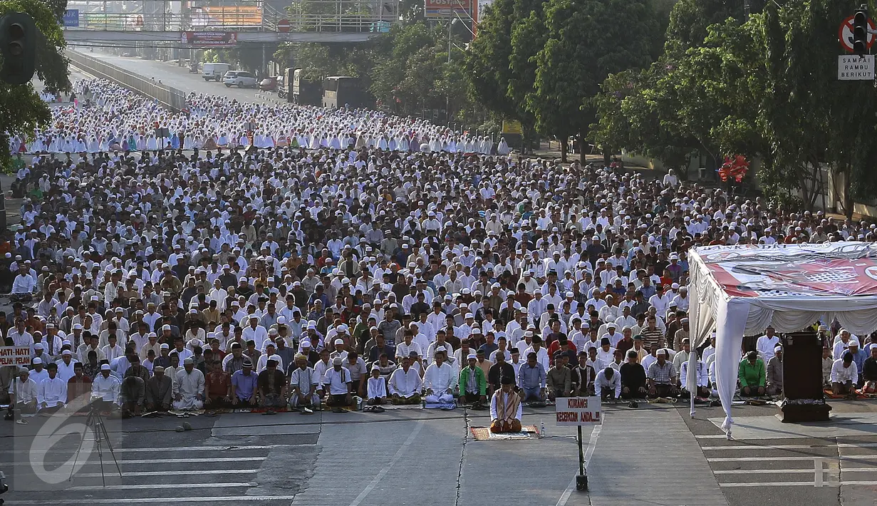 Umat Muslim di kawasan Jatinegara dan sekitarnya melaksanakan sholat Idul Adha 1436 H, Jakarta, Kamis (24/9/2015). Ruas Jalan Jatinegara Barat disulap menjadi tempat pelaksanaan salat. (Liputan6.com/Yoppy Renato)