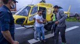 Lima turis Meksiko dan seorang pilot Nepal tewas saat helikopter yang ditumpanginya jatuh di dekat Gunung Everest di Nepal. (AP Photo/Niranjan Shrestha)