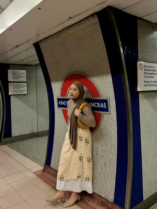 <p>Putri Atalia Praratya ini memakan atasan coklat yang senada dengan warna hijabnya. Dia memadukannya dengan rok berwarna krem bermotif. (Foto: Instagram/ camilliazr)</p>