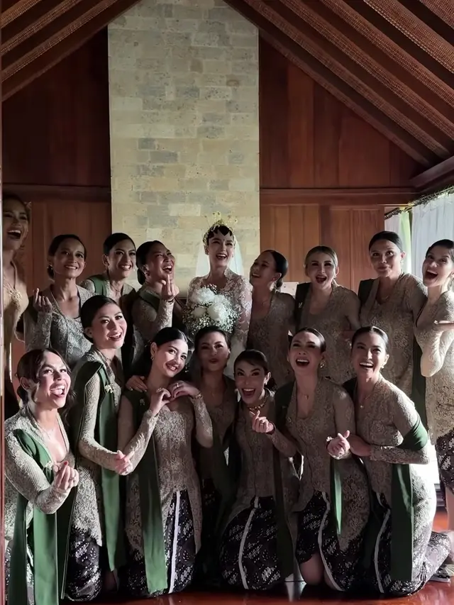 Gaun Bridesmaid Pernikahan Luna Maya