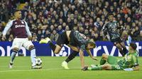 Pemain Bayern Munchen, Harry Kane, terjatuh setelah diadang oleh kiper Aston Villa, Emiliano Martinez, pada laga Liga Champions di Stadion di Stadion Villa Park, Kamis (3/10/2024). (AP Photo/Rui Vieira)