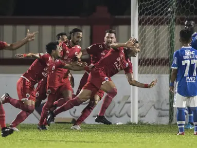 Para pemain Persija Jakarta merayakan gol yang dicetak Jaimerson Xavier ke gawang Persib Bandung pada laga Liga 1 di Stadion PTIK, Jakarta, Sabtu (30/6/2018). Persija menang 1-0 atas Persib. (Bola.com/Vitalis Yogi Trisna)