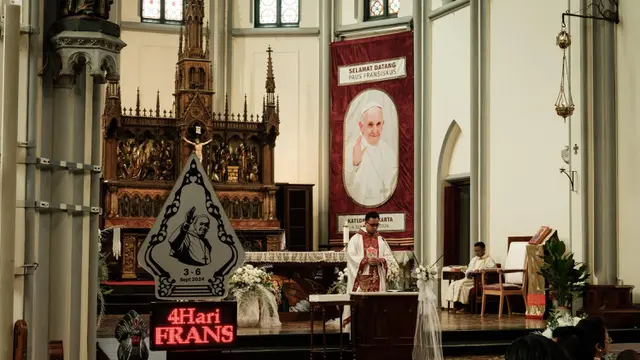 Sambut Kunjungan Paus Fransiskus, Gereja Katedral Jakarta Berhias