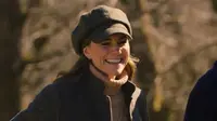 Kate Middleton bergaya Y2K dengan mengenakan&nbsp; baker boy hat. (dok. tangkapan layar video YouTube&nbsp;Kensington Palace)