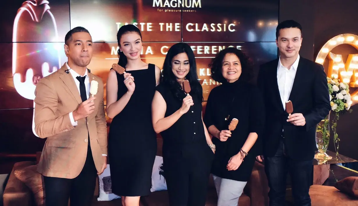 Sebelum mengakhiri acara konferensi pers Magnum, sederet artis ibukota pun mengabadikan moment tersebut berfoto bersama dan mereka pun masing masing memegang ice cream dari Magnum. (Desmond Manulang/Bintang.com)