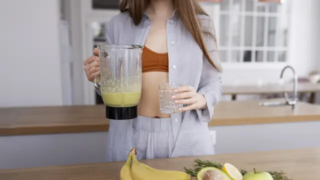 Ilustrasi membuat smoothie alpukat