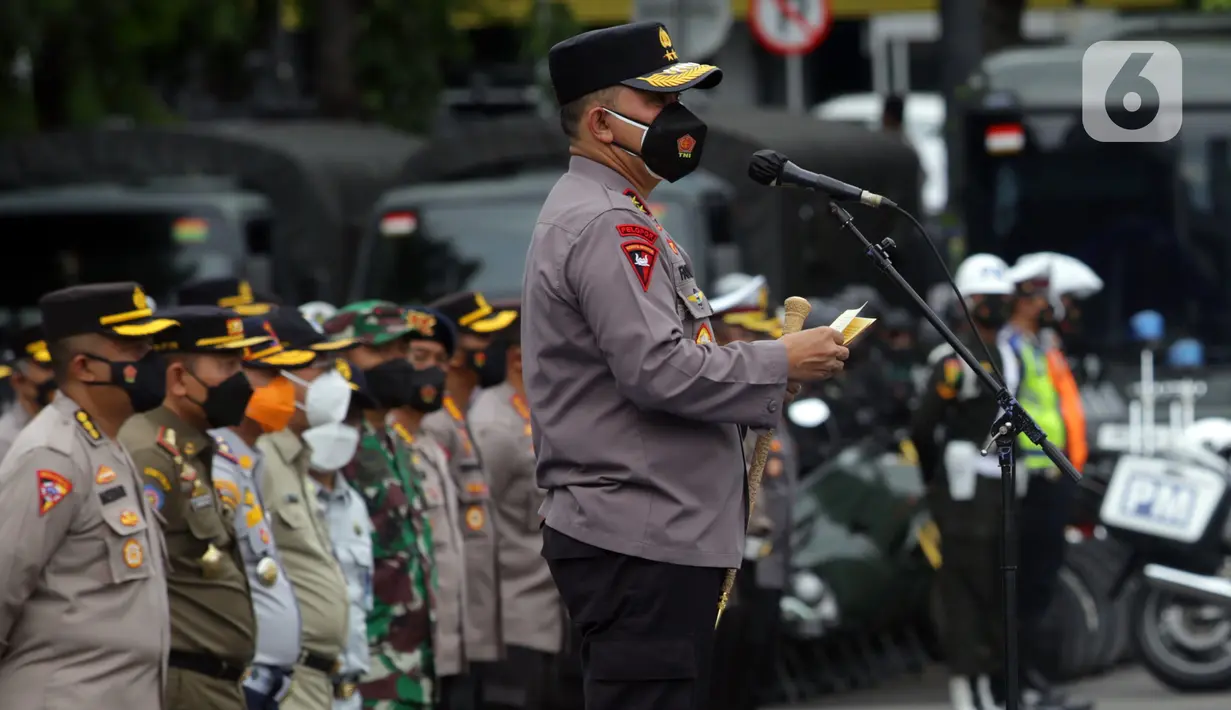 Kapolda Metro Jaya Irjen Pol Fadil Imran menyampaikan pidato pada Apel Gelar Pasukan Operasi Zebra Jaya 2021 di Polda Metro Jaya, Jakarta, Senin (15/11/2021). Operasi Zebra Jaya 2021 digelar karena meningkatnya volume lalu lintas dan kemacetan selama PPKM Level 1. (Liputan6.com/Herman Zakharia)