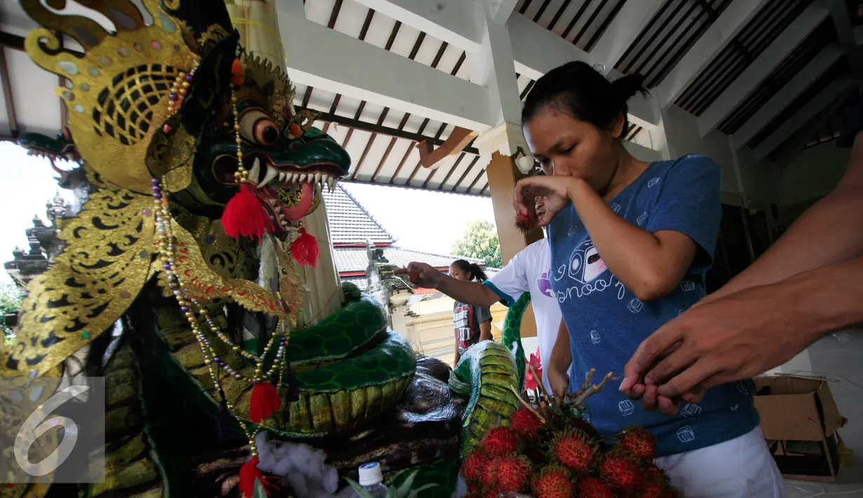 Umat Hindu menyusun gunungan menjelang perayaan Nyepi di Pura Jagatnata,Yogyakarta, Senin (7/3/2016). Nyepi adalah hari raya umat Hindu yang dirayakan setiap tahun Baru Saka. (Liputan6.com/Boy Harjanto)