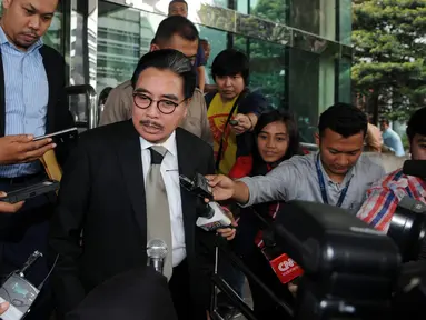 Pengacara Hotma Sitompul memberi keterangan kepada awak media usai diperiksa KPK, Jakarta (29/11). Hotma diperiksa terkait kasus dugaan korupsi proyek pengadaan e-KTP di Kementerian Dalam Negeri (Kemendagri). (Liputan6.com/Helmi Affandi)
