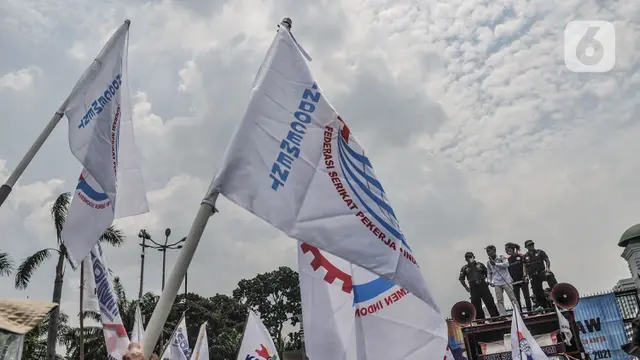 Massa Buruh Geruduk Gedung DPR Tuntut UU Cipta Kerja Dibatalkan
