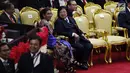 Menteri Susi Pudjiastuti serta Menteri LHK Siti Nurbaya Bakar menghadiri Sidang Tahunan MPR di kompleks Parlemen, Senayan, Jakarta, Rabu (16/8). Susi mengenakan kebaya hitam sedangkan Siti Nurbaya hanya mengenakan setelan jas. (Liputan6.com/Johan Tallo)